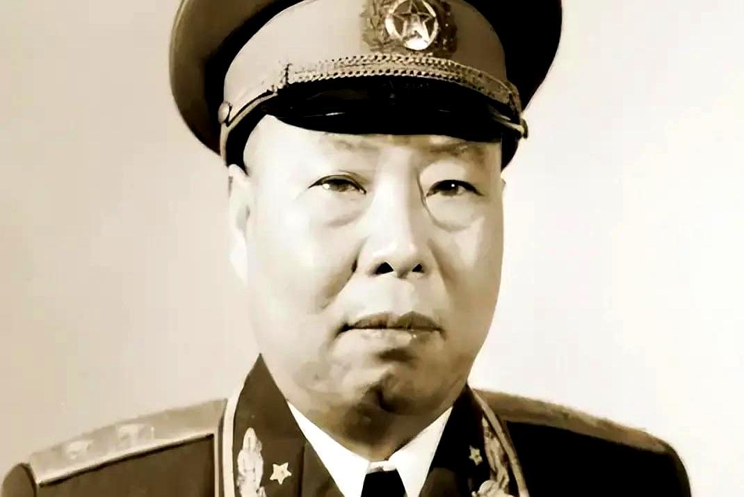 当老部下在病房提起那一下时，空气像又混进了行军路上的尘土。
倪晚年常住病房，胡奇