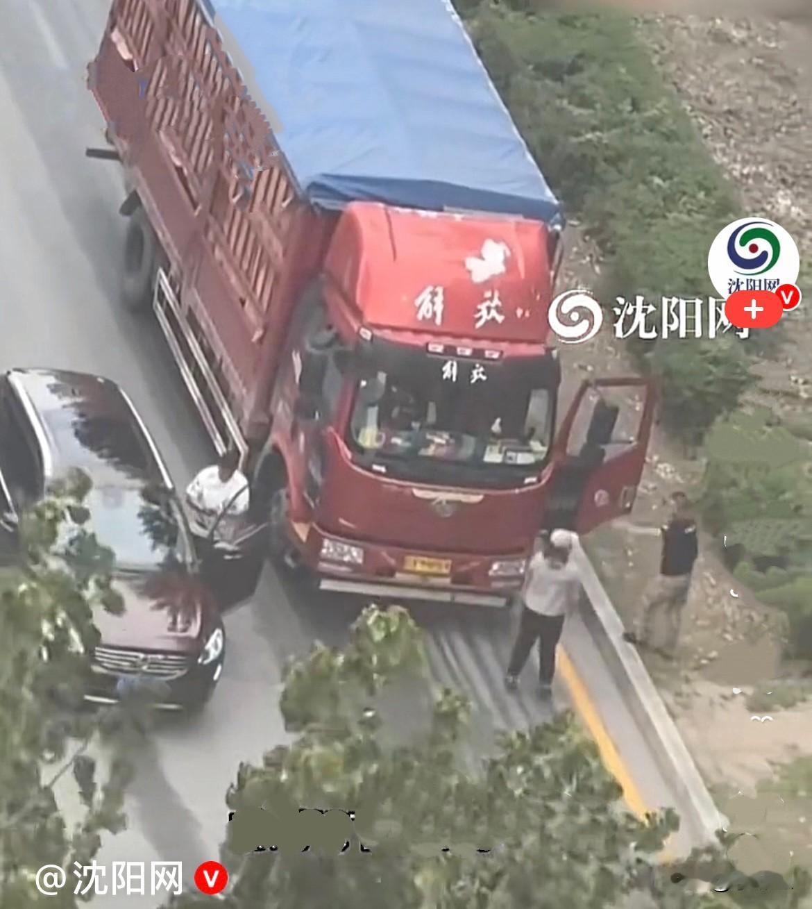近日，辽宁沈阳街头，一幕画面让无数人感慨：娶妻当娶贤，好妻子真的能旺三代……
 