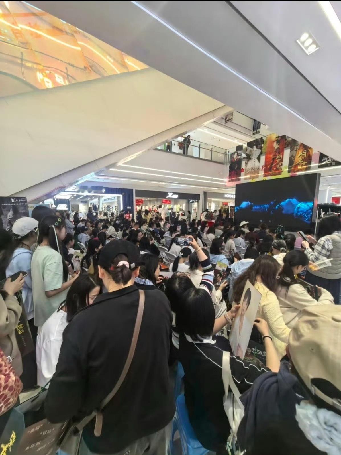 一组关于成毅线下剧宣合集各城市开始热火朝天的剧宣与生日应援了 真好！成毅联合利华