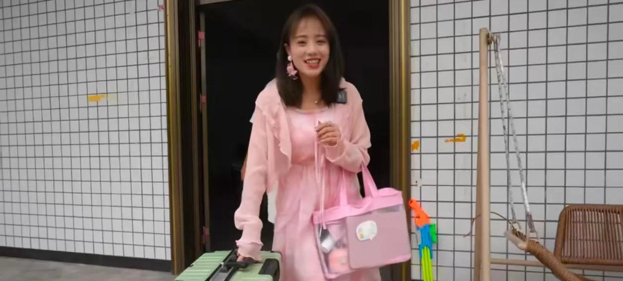 小二娃愿意把家里房子车子挂在小妹名下以为他是爱妻，原来是为了这个……
小妹说20