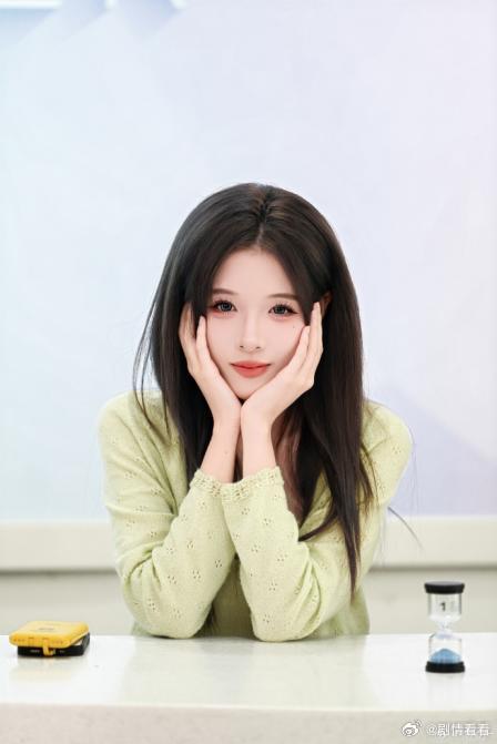 SNH48 四小花之刘诗彤，Team SII成员。目标直指新人第一！《下课铃声》