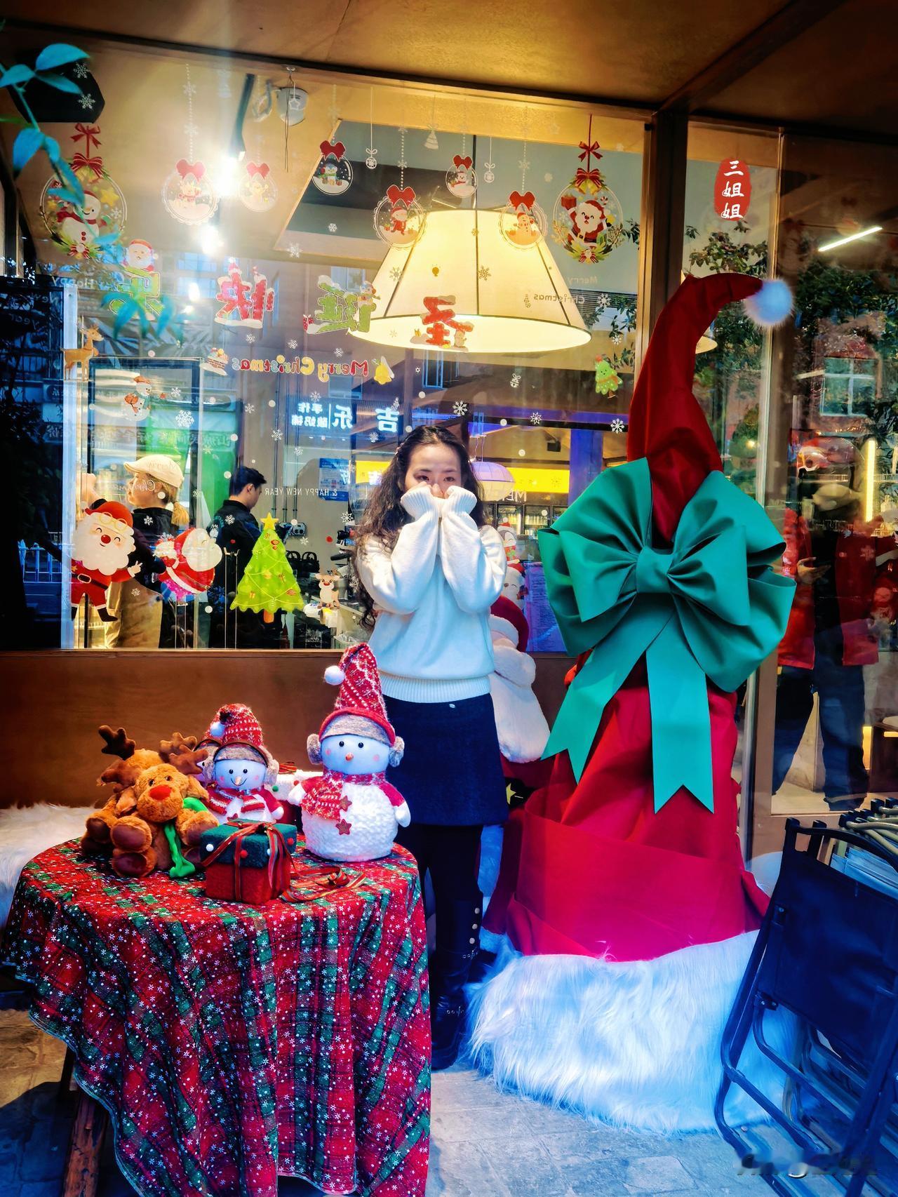 郑州磨街文创园的圣诞氛围已悄然拉满，引得众多年轻人前来拍照打卡。
周末逛磨街，发