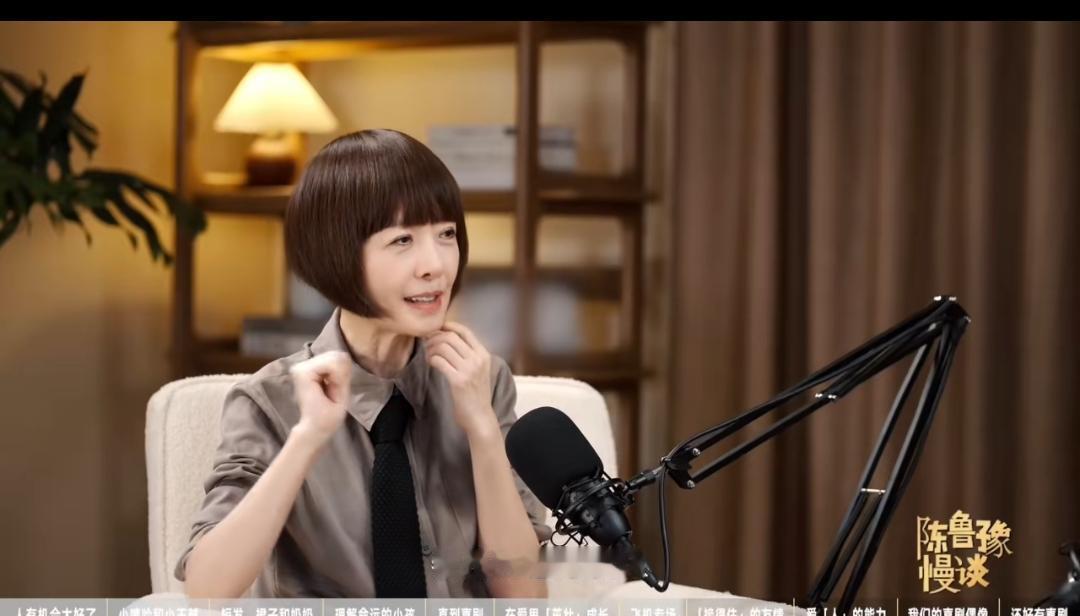 飞机舷窗里的人间戏剧：从"身家5分钟速报"到刘德华签名请求
 
坐个飞机而已，邻