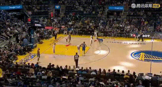 东契奇、小里都懵了：詹姆斯你这回合在防谁？
小佩顿界外球后直插篮下，波杰出去他该