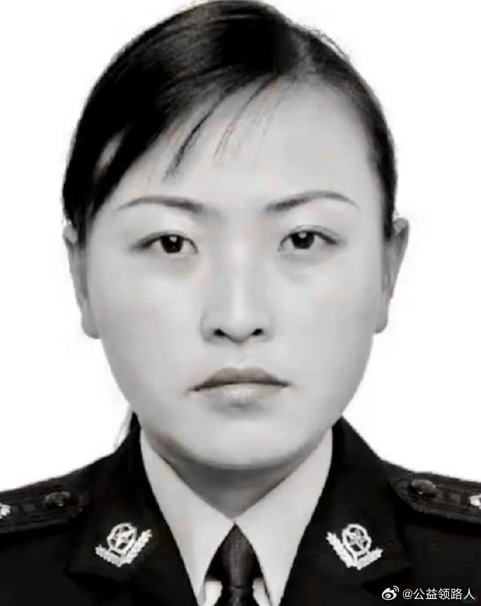 致敬缉毒警杜萍！她是英勇的女英雄，年仅38岁。在执行押送犯人任务时遭遇车祸不幸牺