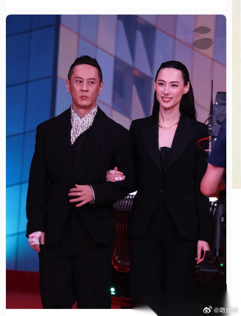 今晚心里最不是滋味的，大概就是李泽楷了。 梁洛施直接带着男友马浴柯亮相公开活动，