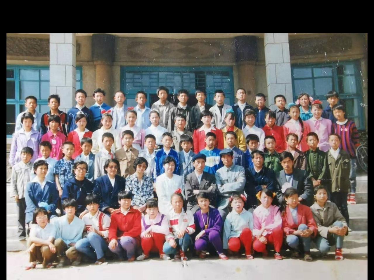 三十年前的我们，小学毕业照！照片中已经有三位同学离开了。有的人，真的是毕业后再也