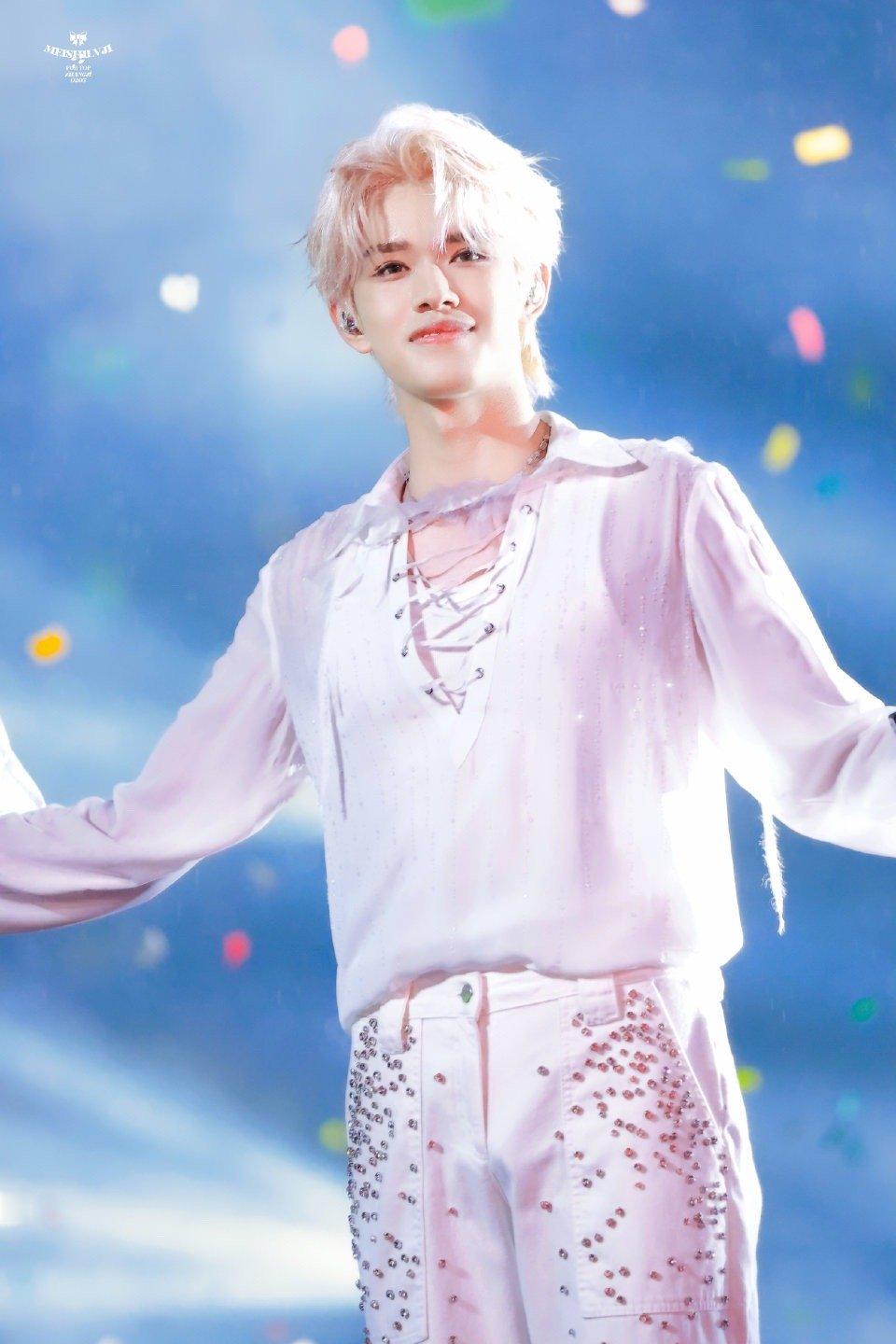 张极说终于要见面了 久等的重逢终于来啦！舞台上活力满满的主唱，私下里真诚念着粉丝