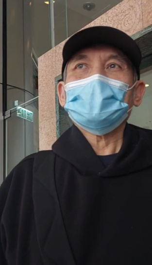 徐克再到医院探望施南生 据港媒，徐克导演于今日下午1时36分被目击离开医院。他戴