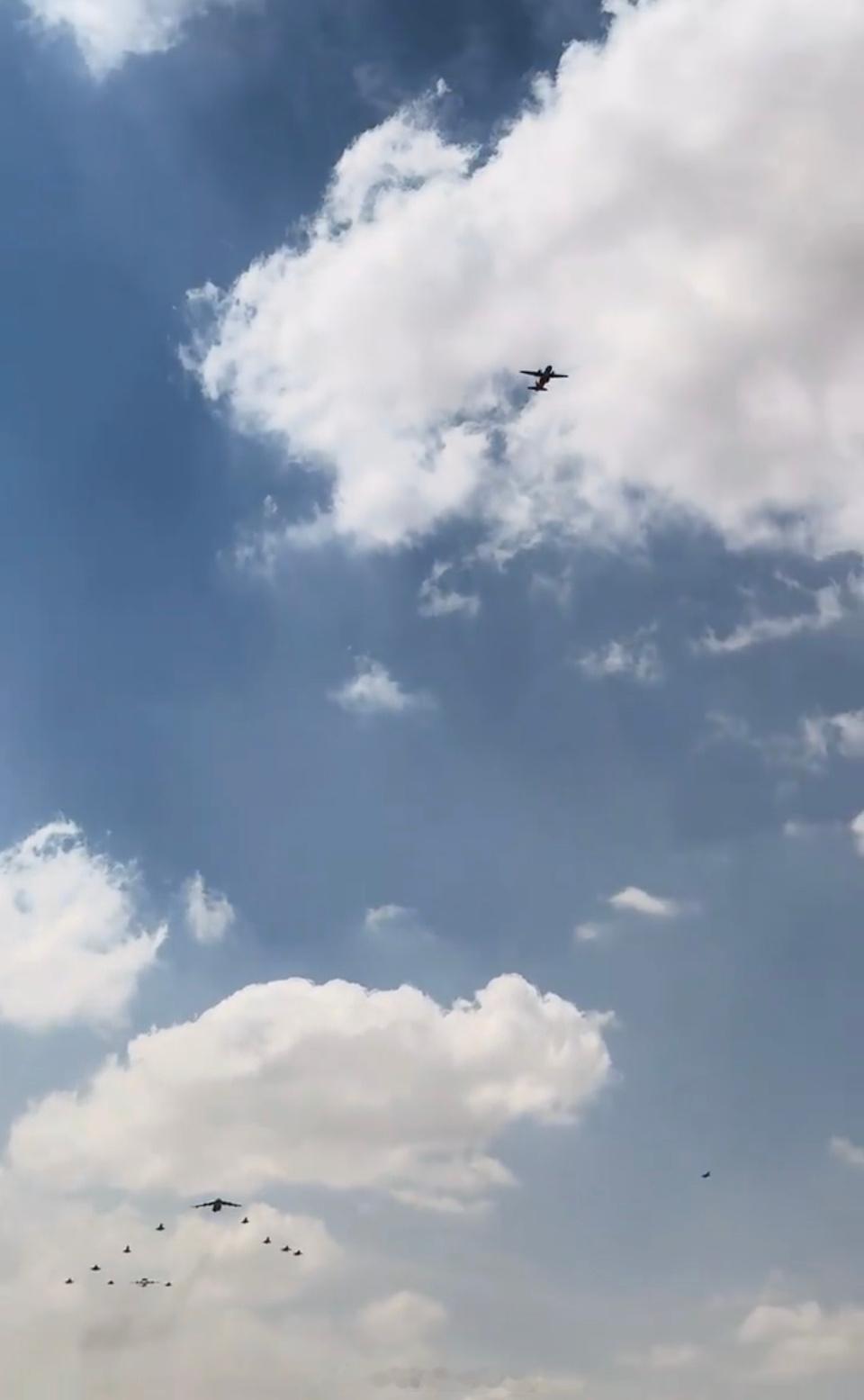 文明之鹰2025空军联训还有一架埃及空军C-295M在大编队正前方领航，开尾舱门