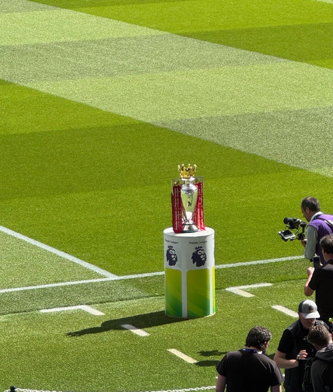英超联赛奖杯今天在伊蒂哈德球场展出曼城vs阿森纳 英超联赛 马上见分晓