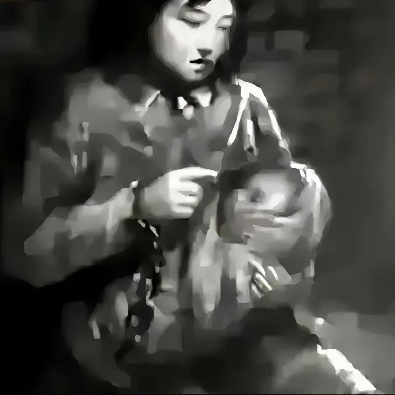照片里的女子是22岁的抗日烈士陈若克，1941年沂蒙反扫荡被俘时怀着8个月身孕，