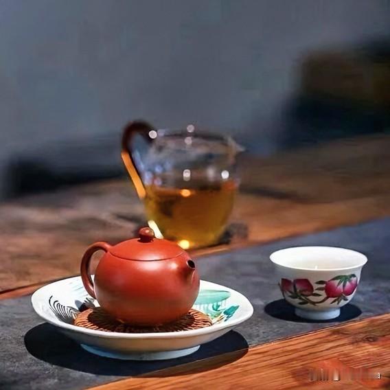 《待甘三境·绝句体》
沸水初翻翠色旋，新芽怯浪意难安。
静观千转烟云散，始见回甘