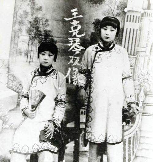 1907年的天津，有一出戏比台上的戏更精彩。 
 
一个18岁的女伶，一桩价值1
