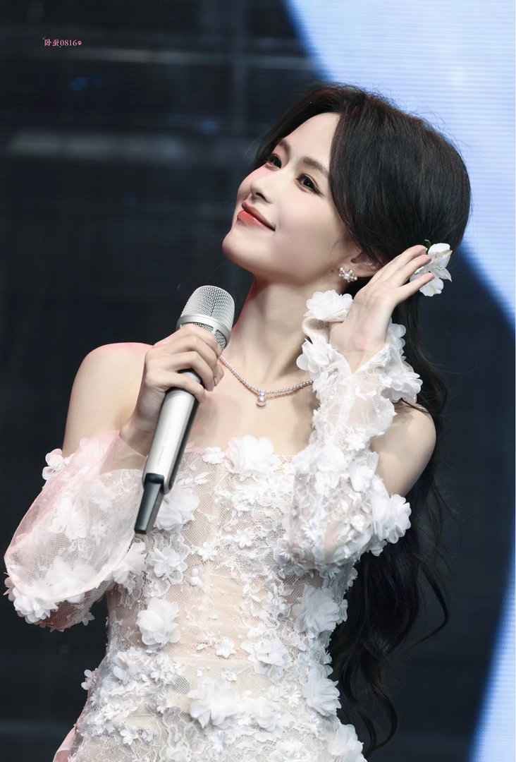 余茵大学为演戏自断生活费这也太励志了吧小小的身体蕴藏大大的能量[送花花] ​​​