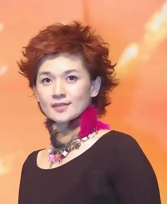 柯以敏在比赛中堪称“毒舌”，不论选手演唱水平如何，她总能找到由头大肆责骂。这种毫