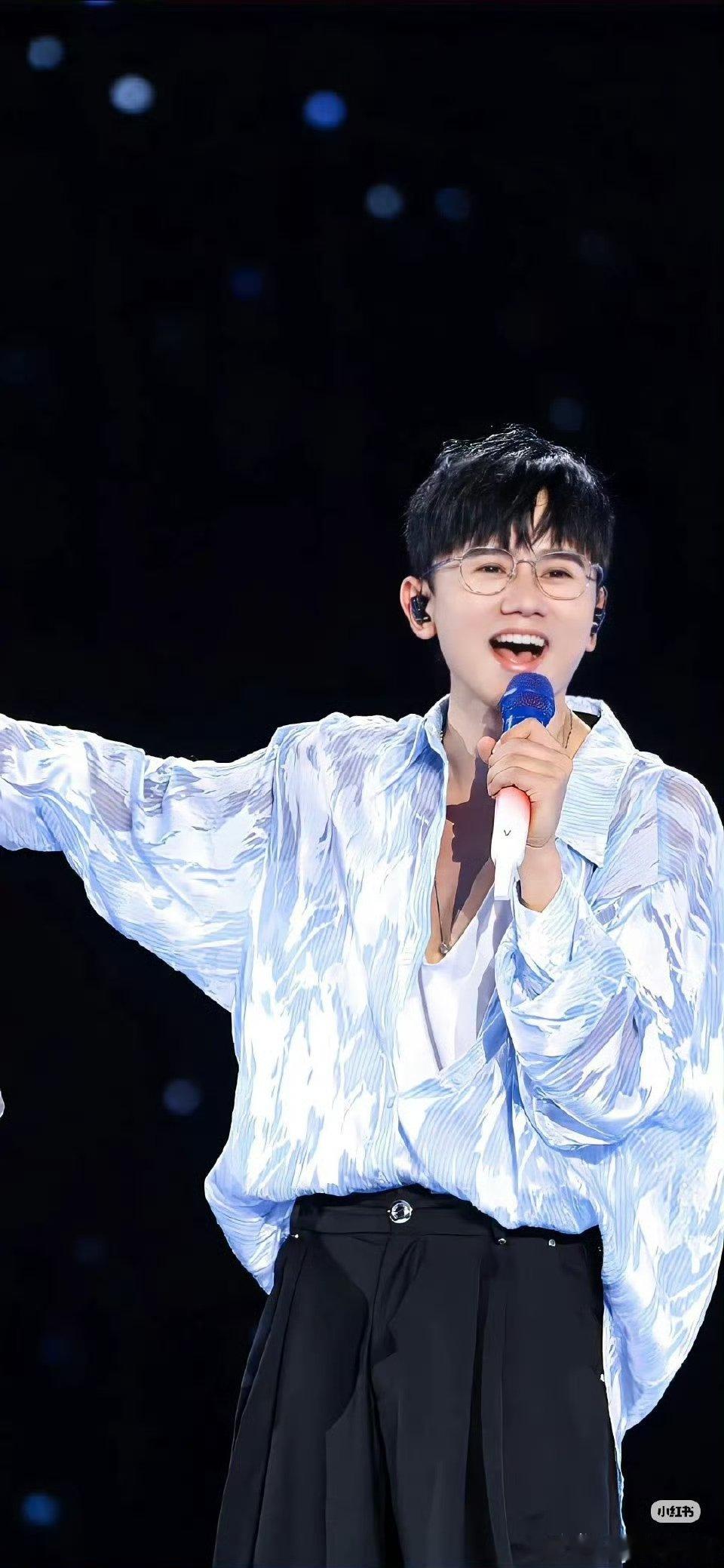 张杰鸟巢工作人员有四百多人 张杰唱得开心，我们看得过瘾，这就够了 