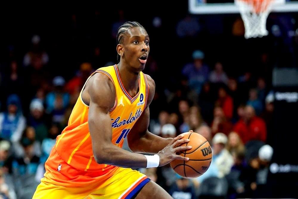 这就有点意思了。快船喊了一整个赛季内线缺人，结果自己家板凳上坐着的穆萨·迪亚巴特