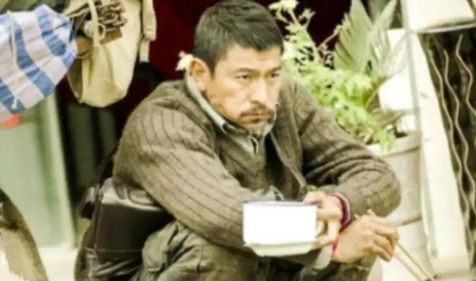 刘德华在《失孤》里被扇的那个耳光，不是演出来的。
 
导演安排群演，实打实地扇。