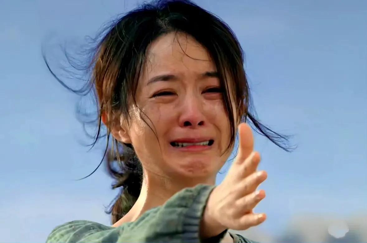 在电影《第二十条》的拍摄间隙，赵丽颖始终拒绝回看自己与孩子相拥的监控画面。这个微