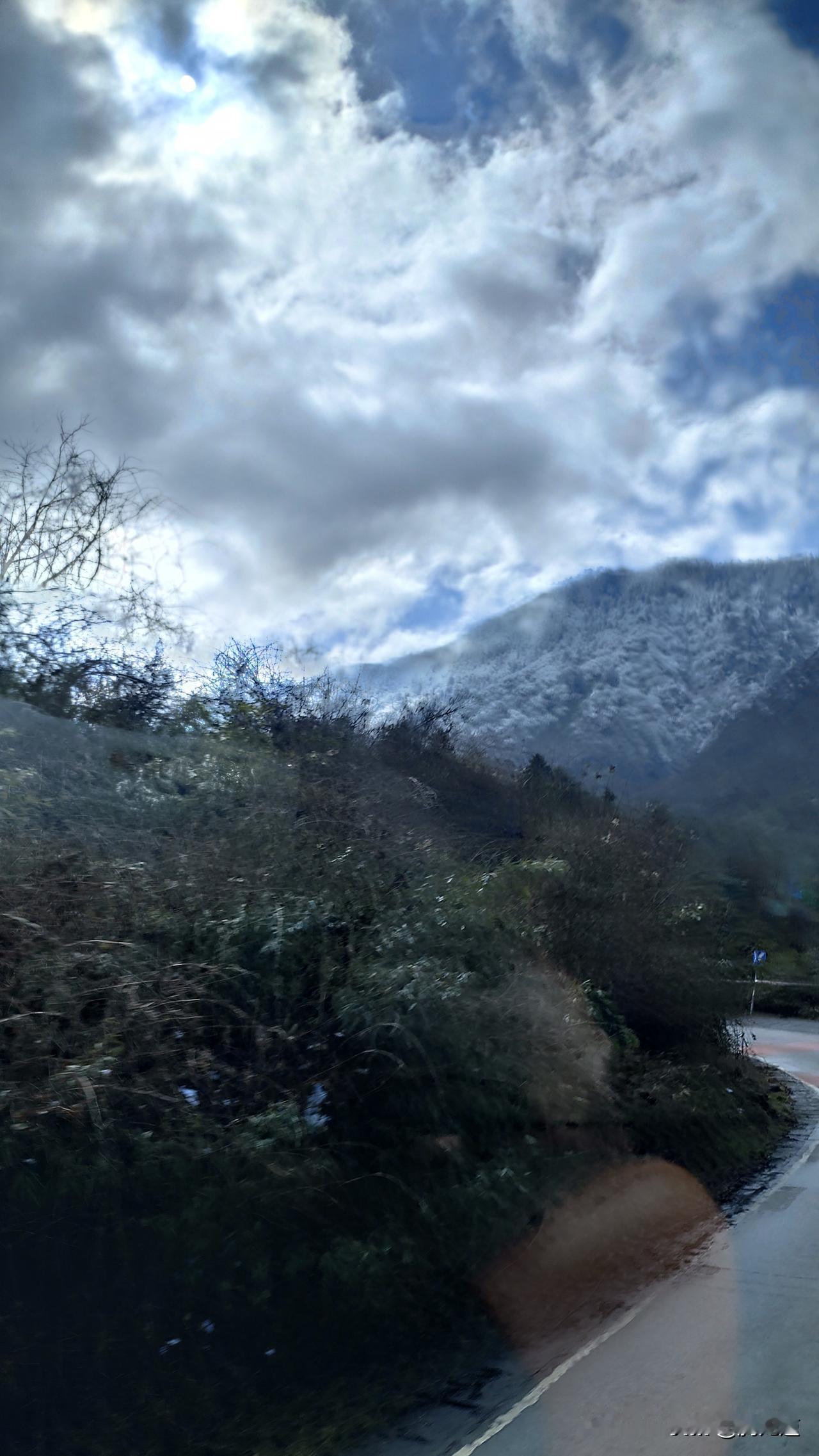 随手拍一张天空照白云白雪飘峨眉