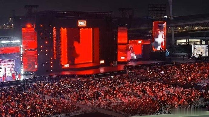 任嘉伦一开口红了一片海 任嘉伦演出时，台下的红海成为焦点，嘉人们用热情的应援陪伴