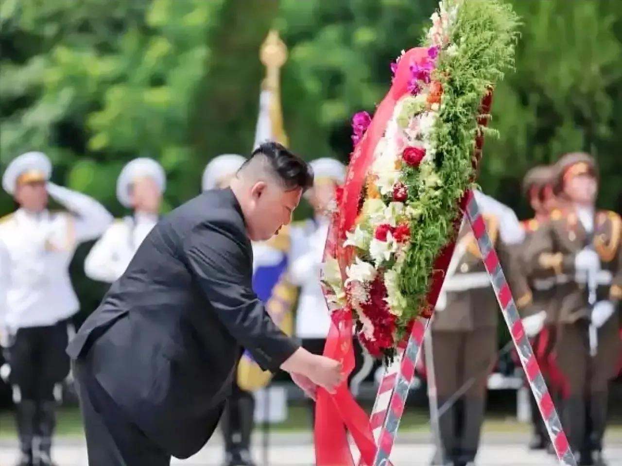 朝鲜民主主义人民共和国领导人金正恩拜谒了中国人民志愿军烈士陵园，并向毛岸英烈士墓