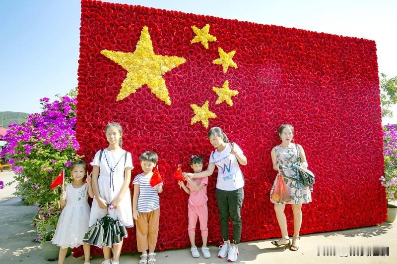 看见国旗飘飘，自豪感那是油然而生。就说国庆期间，天安门广场上仪仗队升国旗，看着五