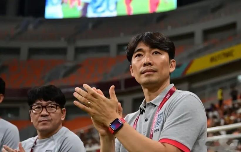 韩国U17前主帅卞盛焕在接受采访时表示：“17岁或20岁以下国家队绝对不能只想着