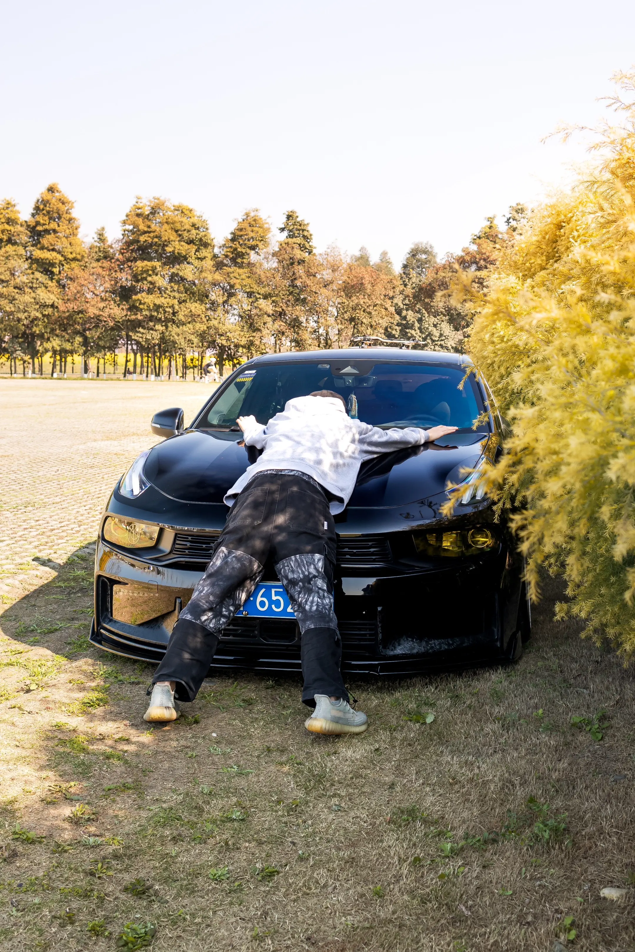 总要跟自己的爱车 拍个合照吧。