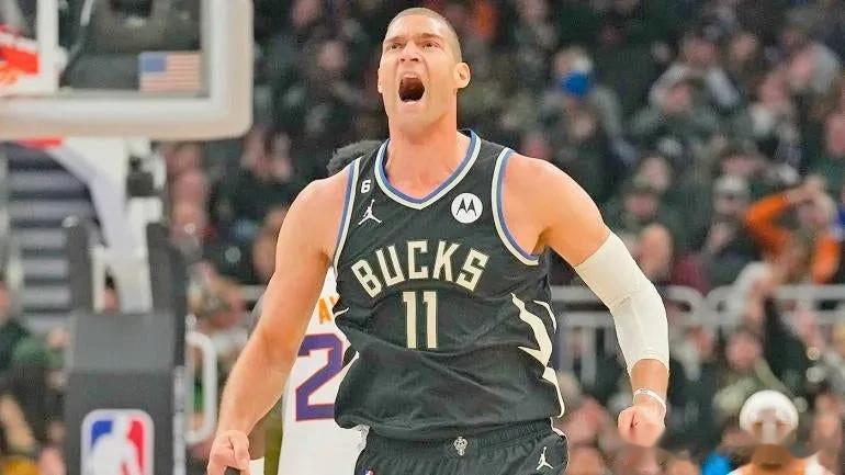 北京时间7月2日NBA雄鹿队官方宣布：以2年4800万美元续约首发中锋大洛佩兹，