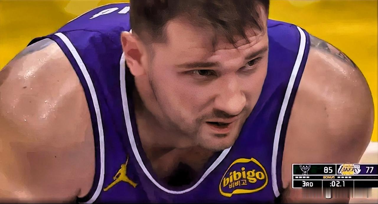 东契奇彻底迷失了！

在今日湖人对阵雄鹿的比赛中，三节战罢，东契奇投篮21中7，