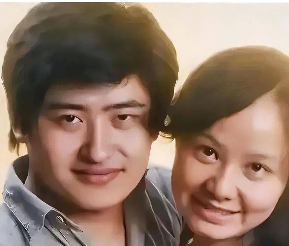 仔细看，柔情默默的眼里为啥湿润了？似有泪滴。是谁让他感动，难道是怀里的美女吗？他