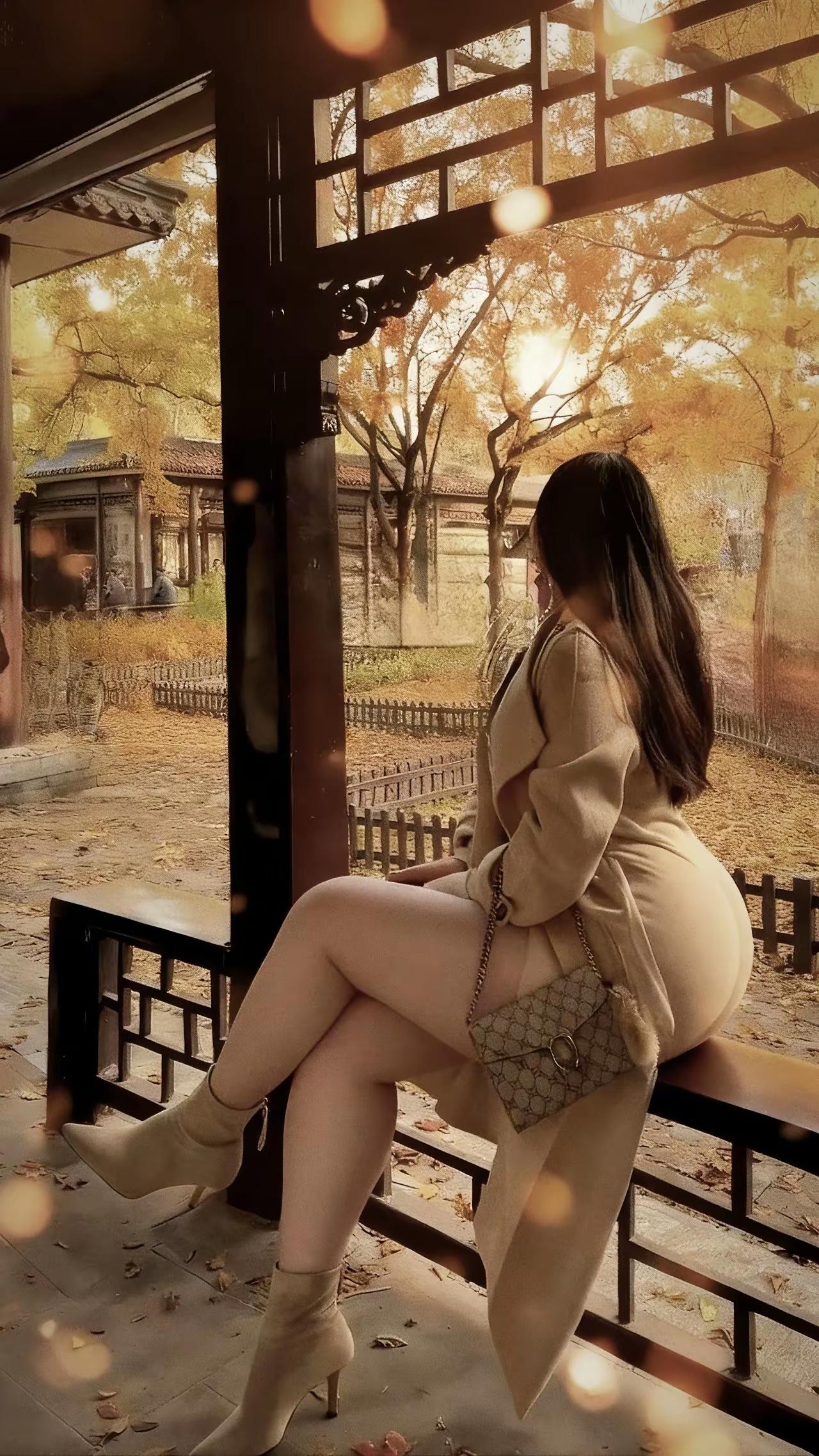 七绝●金黄银杏  

深秋助力杏花黄，
气爽风高透艳阳。
胜景舒心迎远客，
雕梁