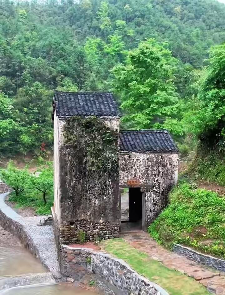 古时官道之上，十里一铺，便是今天驿站与服务区的前身。

房舍由官府营建，官兵常驻