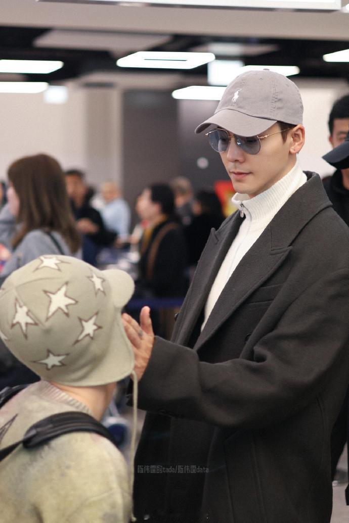 陈伟霆给范丞丞整理头发 陈伟霆范丞丞意大利回国路透 期待这期的播出 ​​​