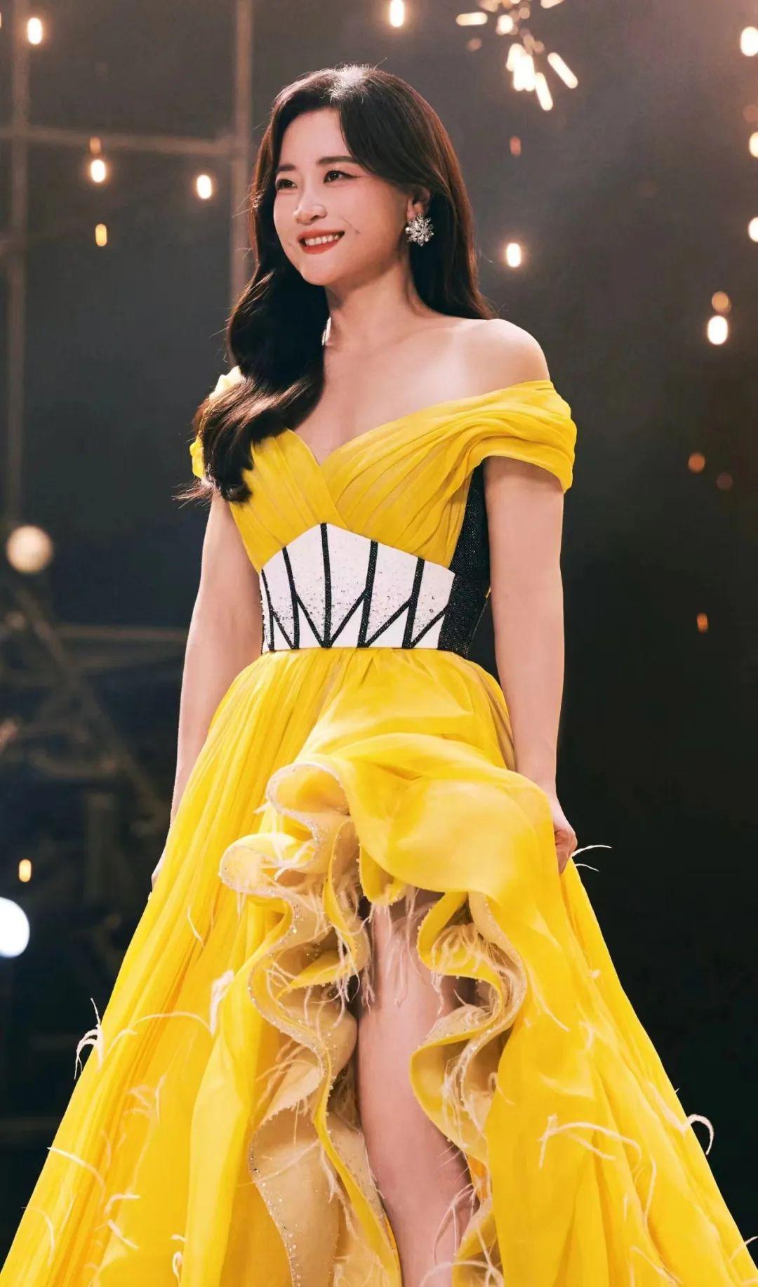 大家看个热闹就行了，千万不要模仿。
贾玲两百多斤一年了硬生生的减了一百斤。
@我