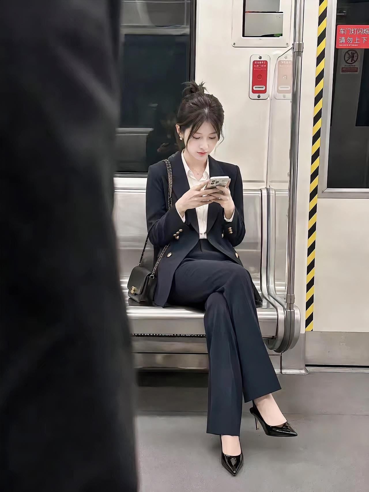 如果是你就坐在对面，你敢去要联系方式吗？