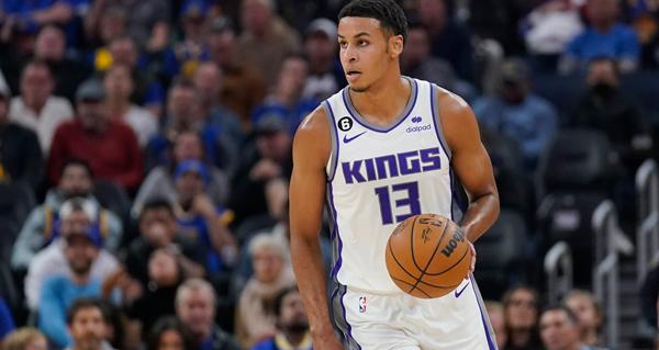 萨克拉门托国王前锋基根·穆雷因左手拇指韧带撕裂缺席了赛季开局。为了让他尽快恢复对