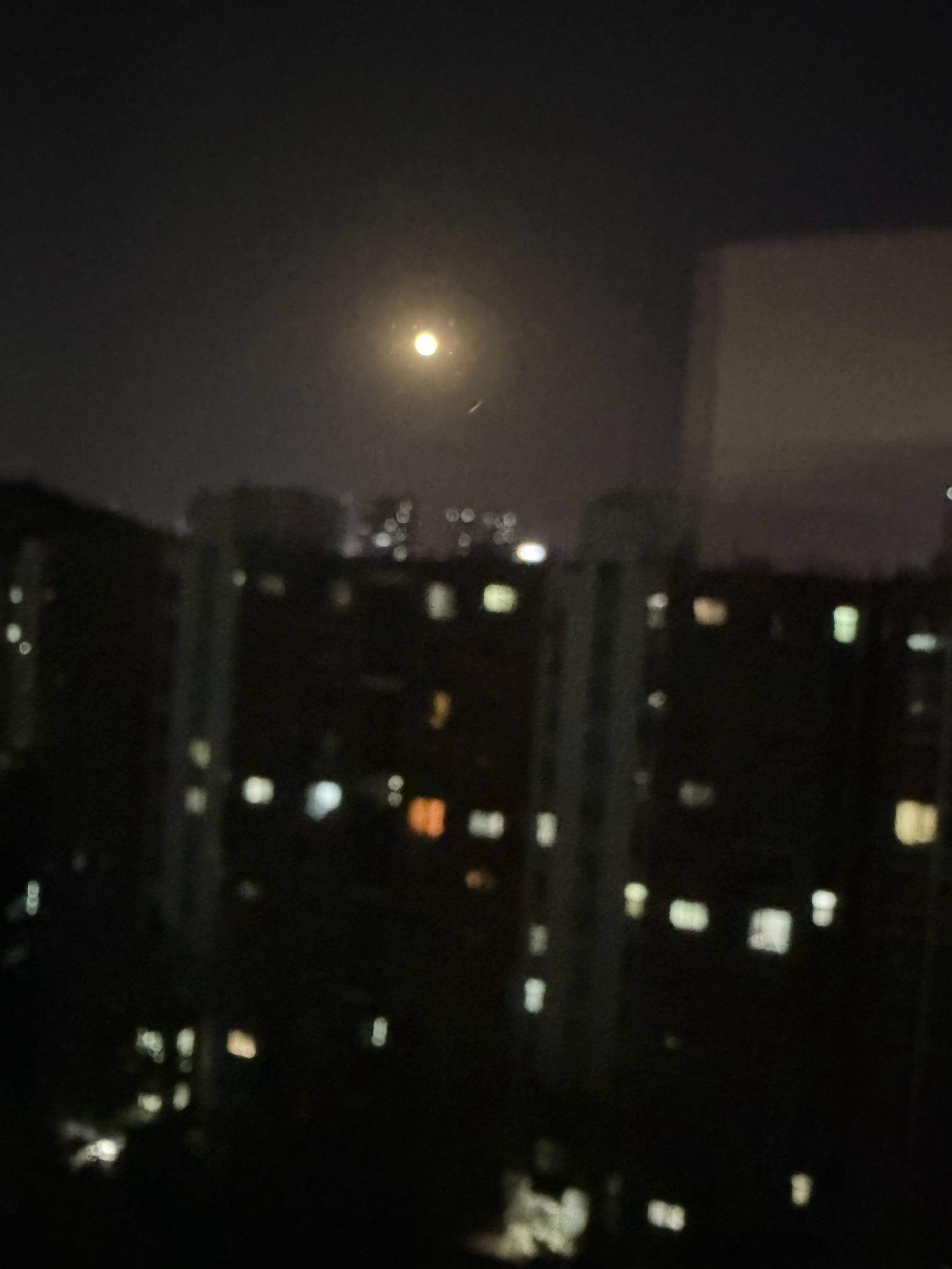今天一天心情都不好早上很早就醒了下班后还没有缓解去健身的时候有点用力过猛蹲下身子