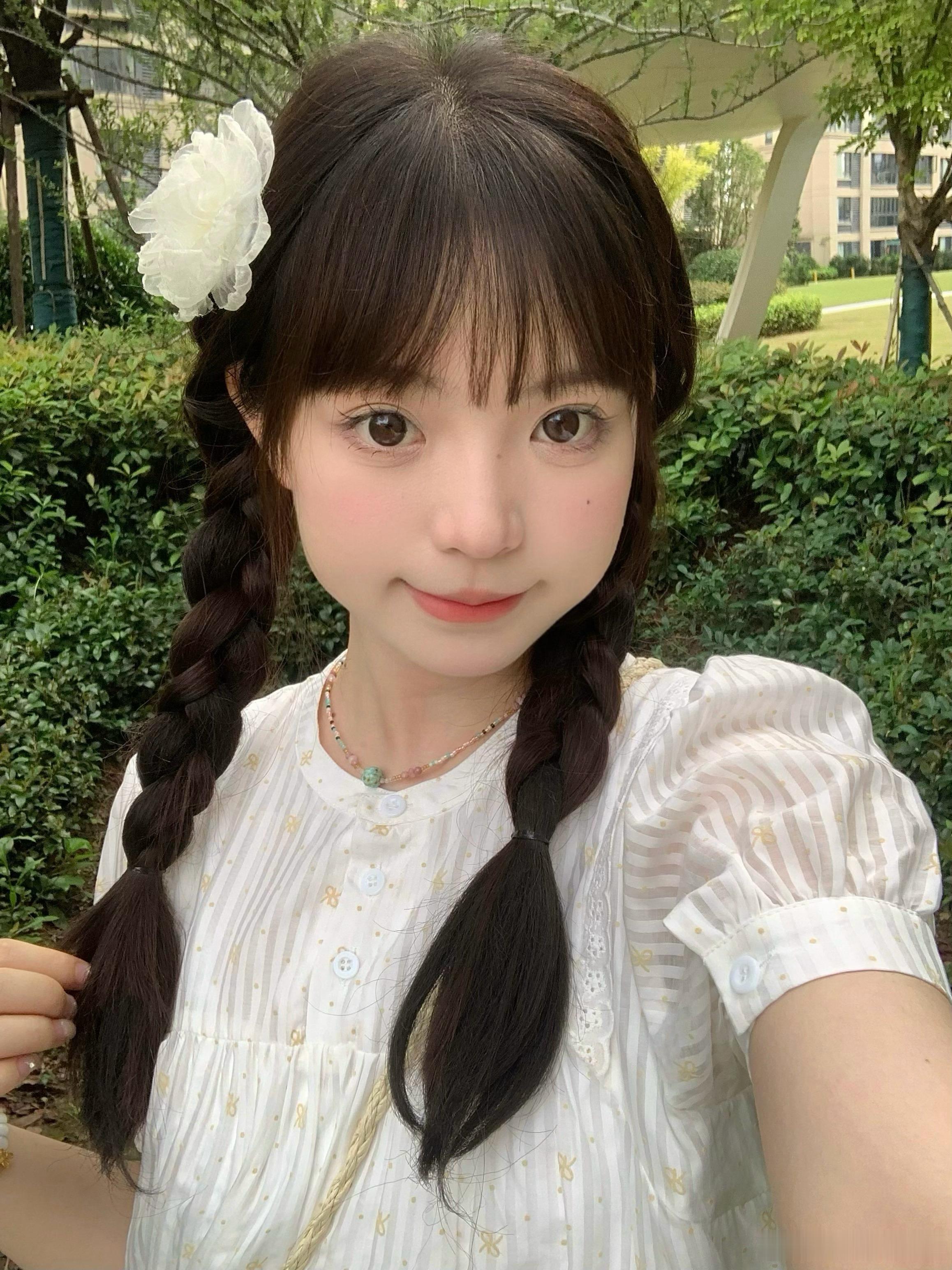 出门遛遛小狗咯 顺便夸夸这个嘎嘎牛的彩棠小圆管粉底液～真的特别轻薄服帖而且完全不