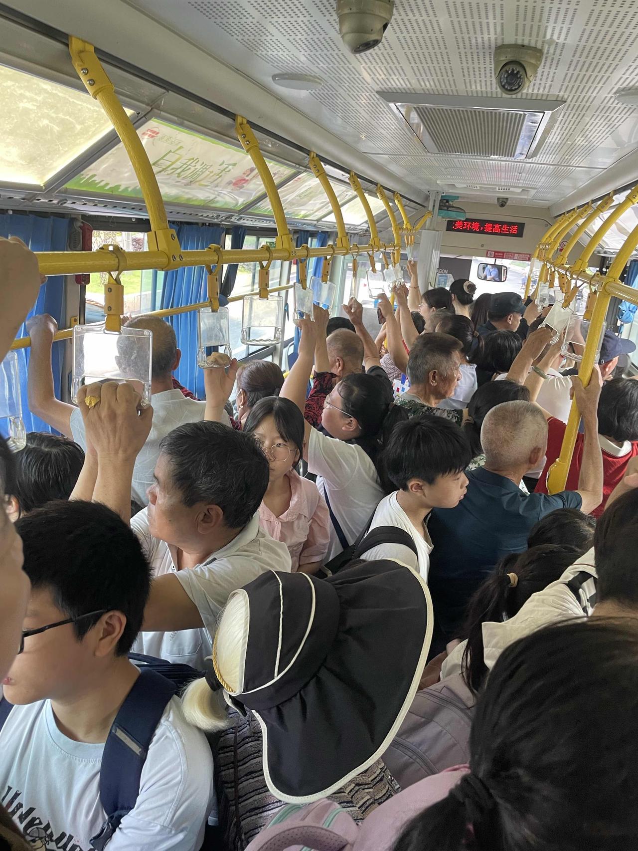 强烈呼吁：邵阳市101路公交的车次真该增加了。就拿日常出行来说，每次等101路公