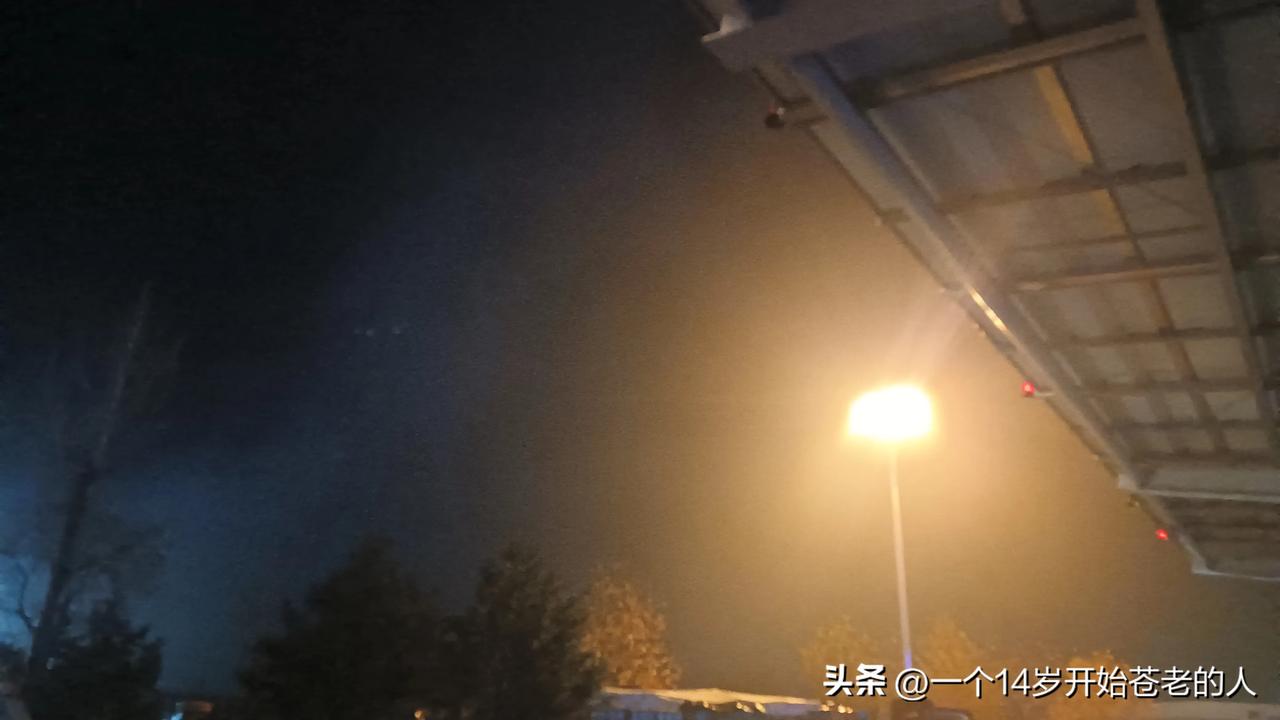 燕语莺歌夜宿，帘前身影曾留。
星辰皓月照重楼。心寄相思谁候。
梦里愁肠尽漏，最怜