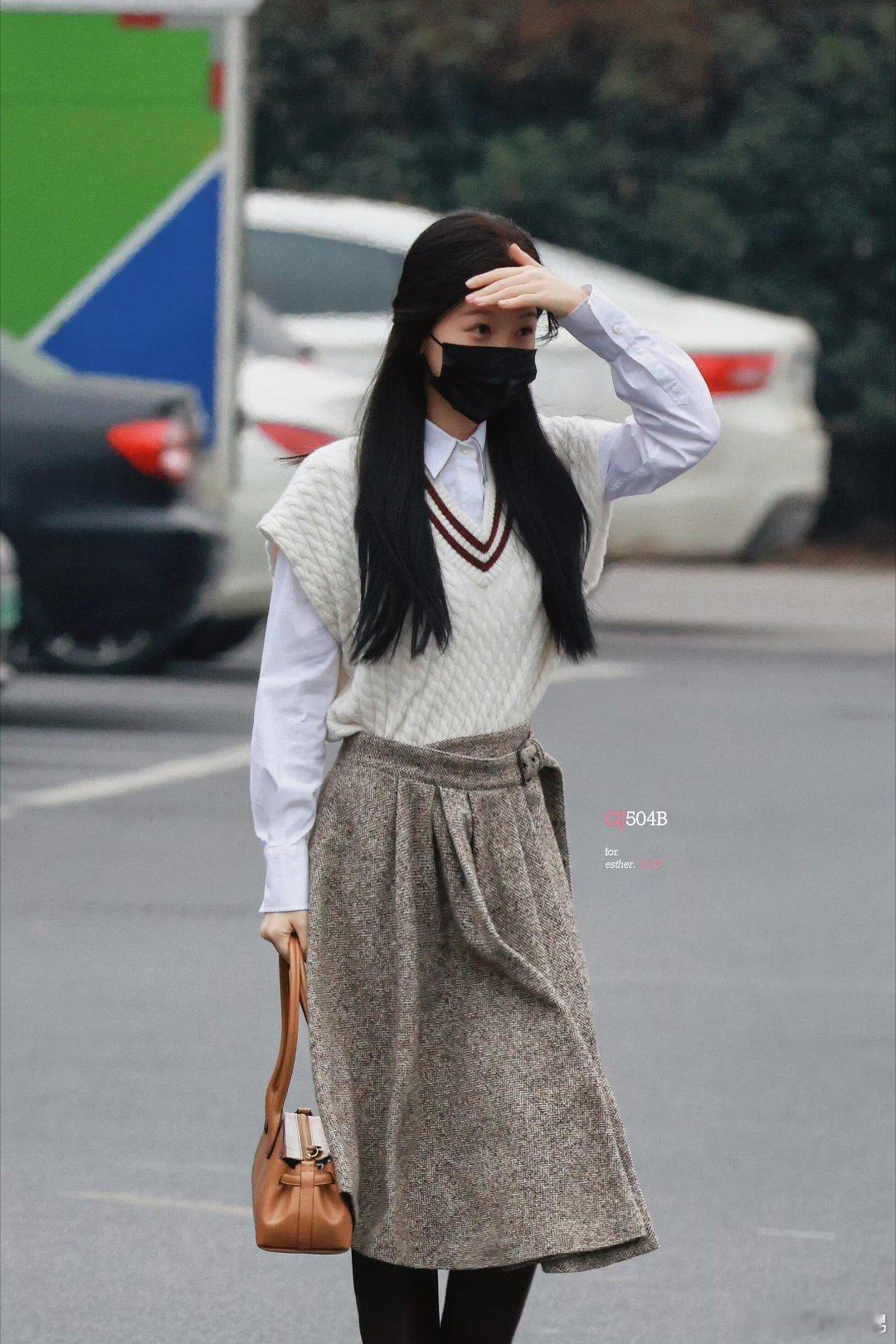 虞书欣穿得好甜🍂 虞书欣今日路透私服大赏！白衬衫+针织马甲+毛呢半裙，欣欣子把