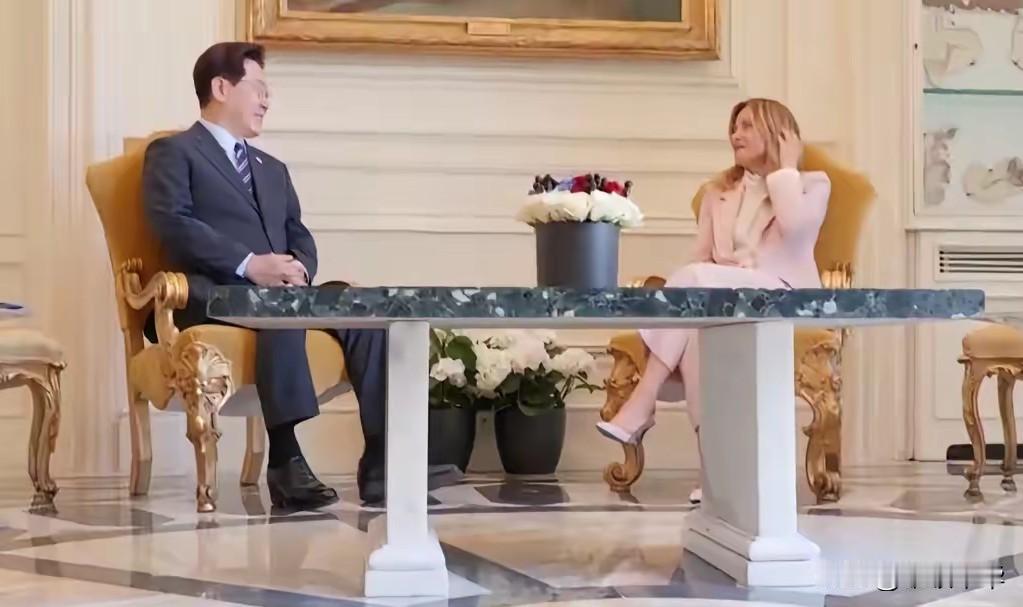 这是目前两国领袖之间最时髦的会晤模式，从画面看，会客厅内氛围轻松愉快，言谈举止随