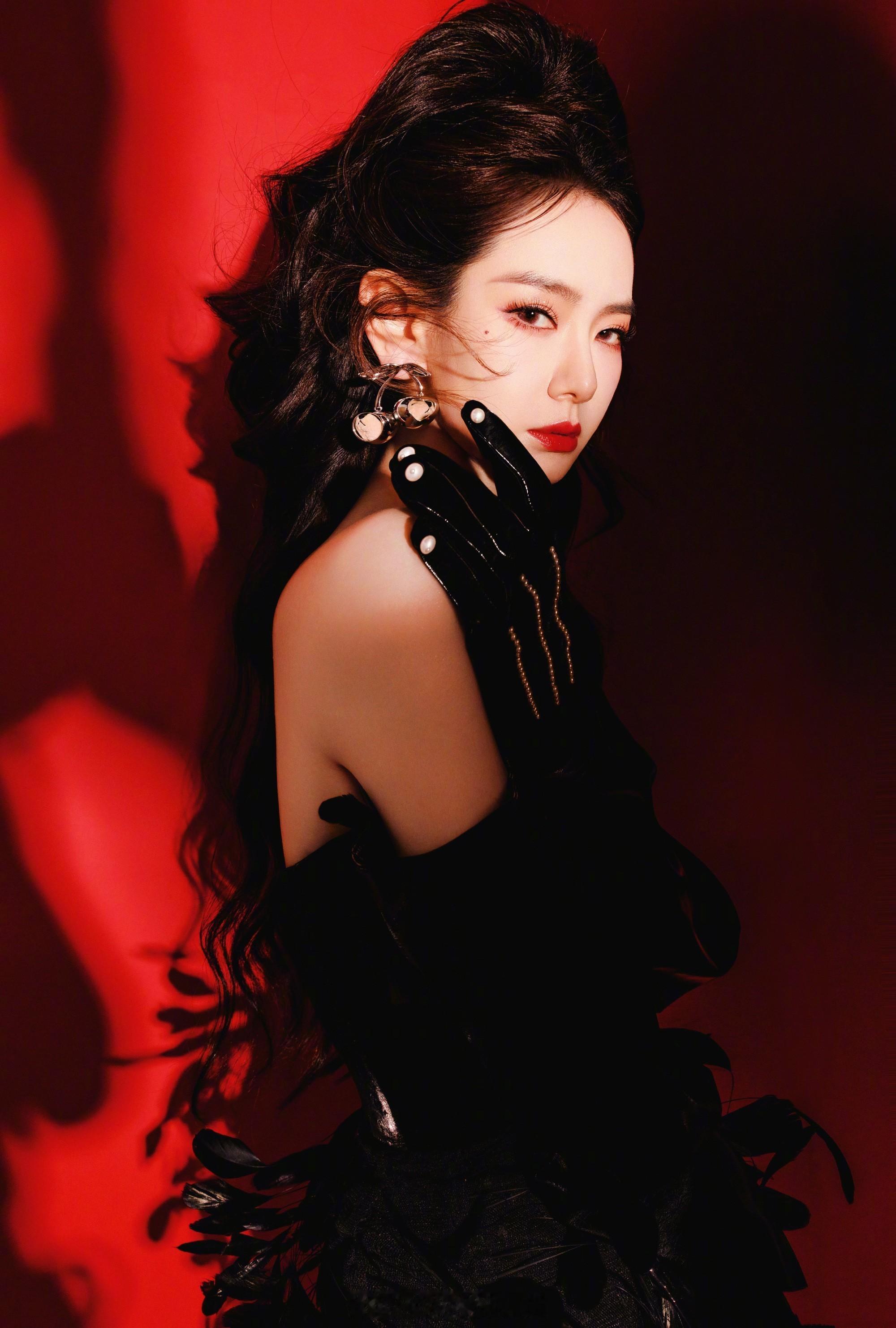 戚薇烈焰红唇明艳的黑天鹅 