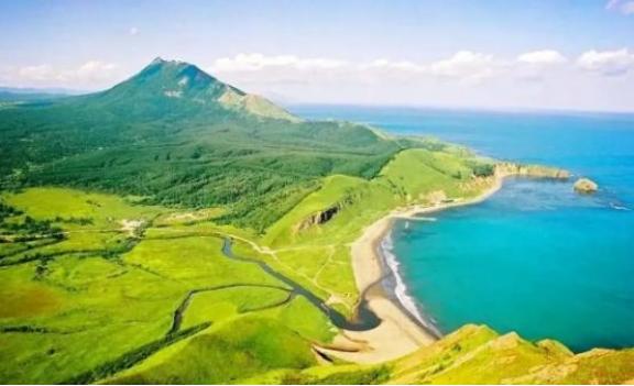 1990年，俄罗斯专家在库页岛发现了一块石碑。但石碑上竟刻着中国字，于是便邀请中