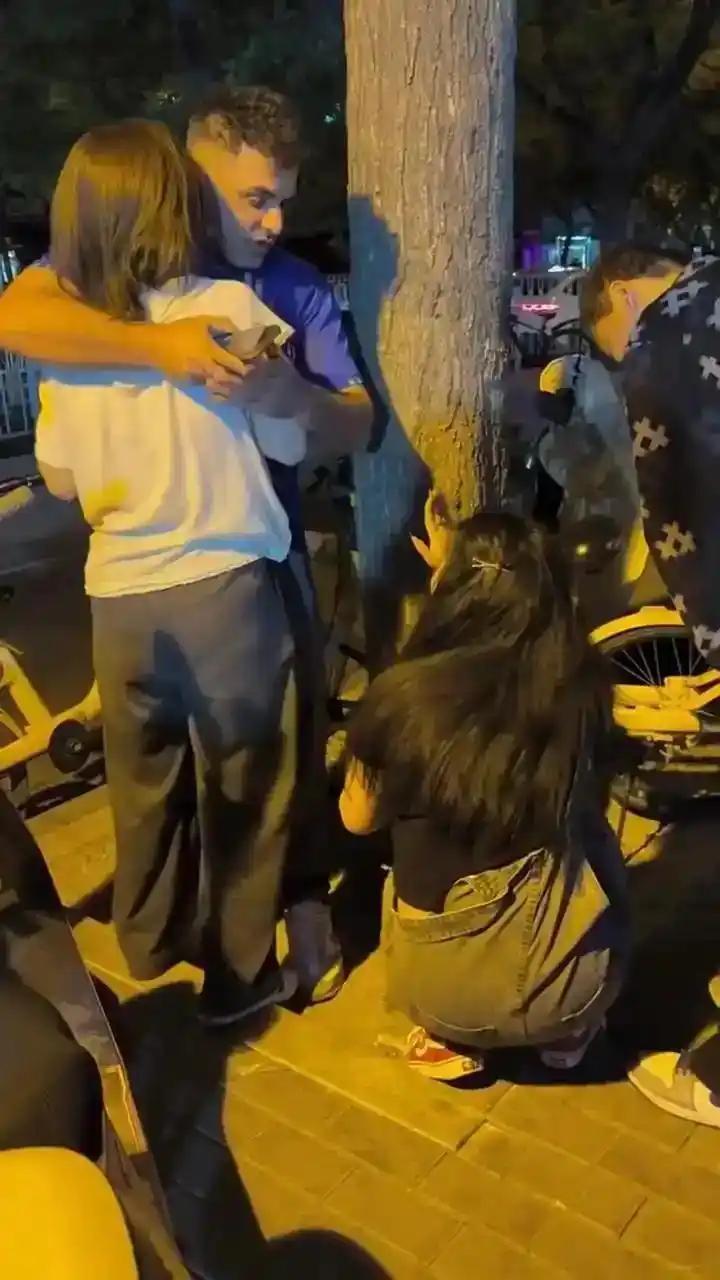 夜场几个女子当众围着老外纠缠，左拥右抱挤在同一辆车里直奔酒店，不少网友看完直言：