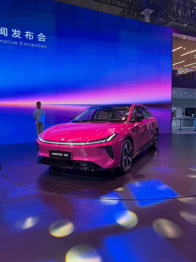 北京车展刚亮相的极狐S3，是台很懂家庭日常的纯电家轿。2876mm轴距，空间直逼