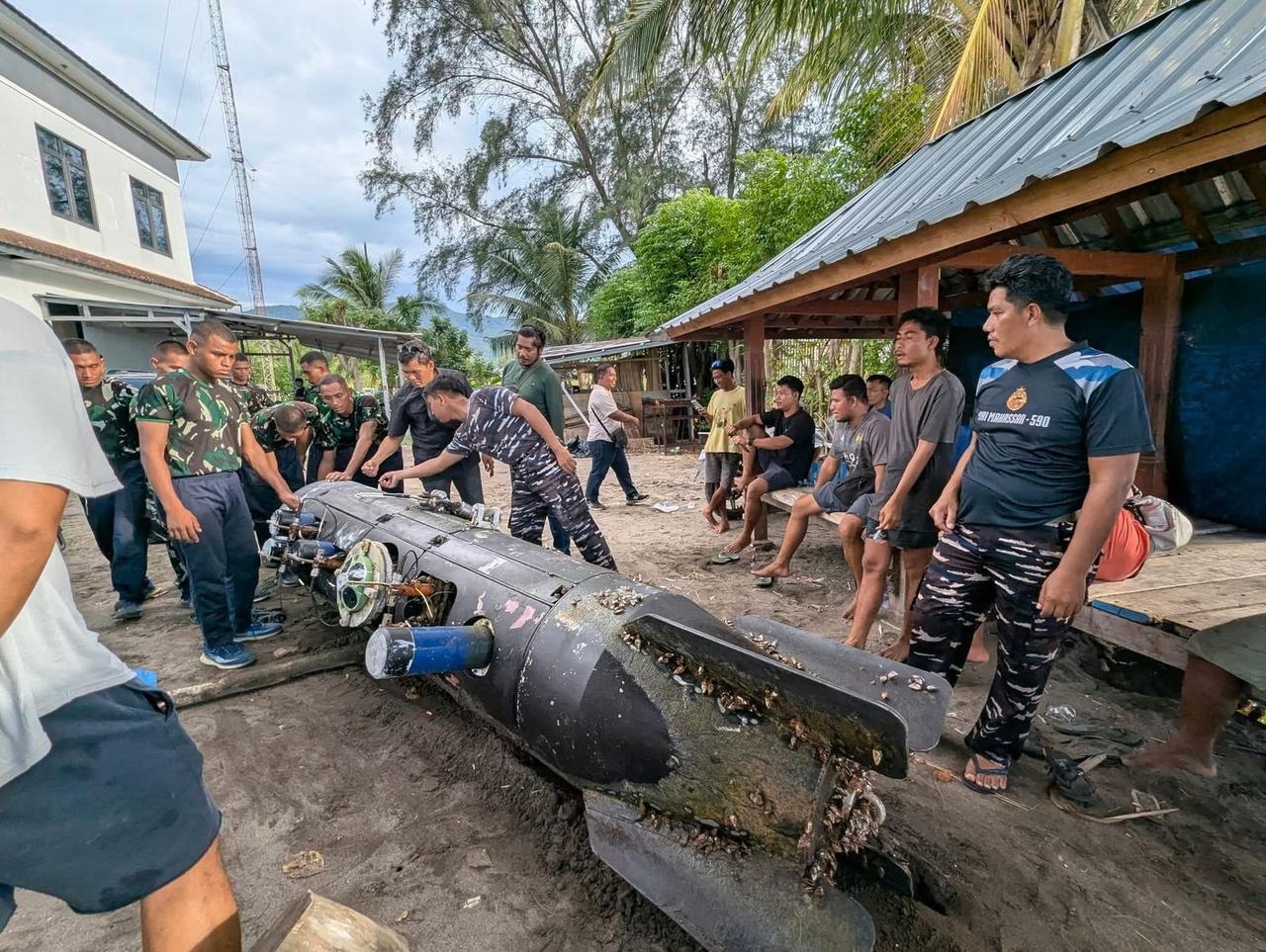 印尼渔民在龙目海峡附近发现了一艘疑似无人水下航行器(UUV) 。
当地媒体发布的